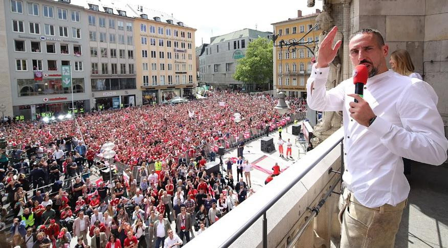 Ribery phát biểu trước người hâm mộ Bayern Munich trong lễ mừng công. (Nguồn: fcb.de