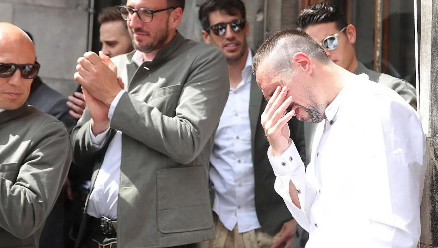 ...và sau đó anh thêm một lần nữa phải rơi lệ. (Nguồn: fcb.de