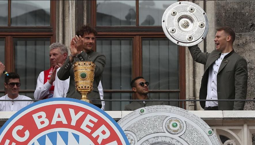 Manuel Neuer hân hoan với danh hiệu Bundesliga trên tay. (Nguồn: fcb.de