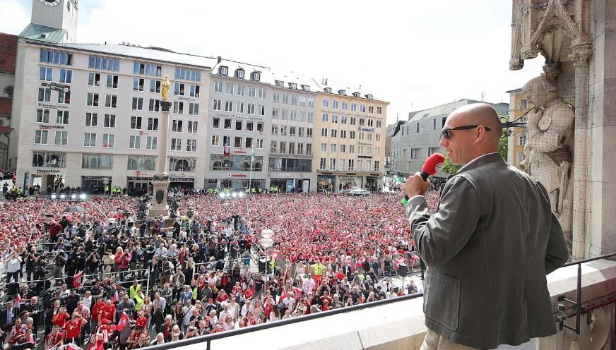 Arjen Robben cũng có những cảm xúc riêng trước người hâm mộ đội bóng. (Nguồn: fcb.de