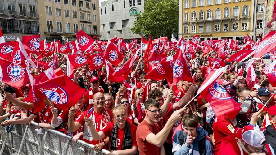...trước sự chứng kiến của hàng vạn người hâm mộ Bayern có mặt tại quảng trường. (Nguồn: fcb.de