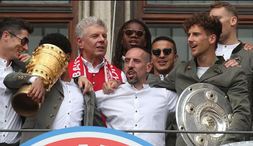 Ribery hân hoan cùng các đồng đội... (Nguồn: fcb.de