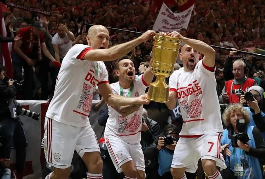 Bộ ba Ribery, Robben và Rafinha cùng nâng cao chiếc cúp trước khi rời Bayern. (Nguồn: fcb.de
