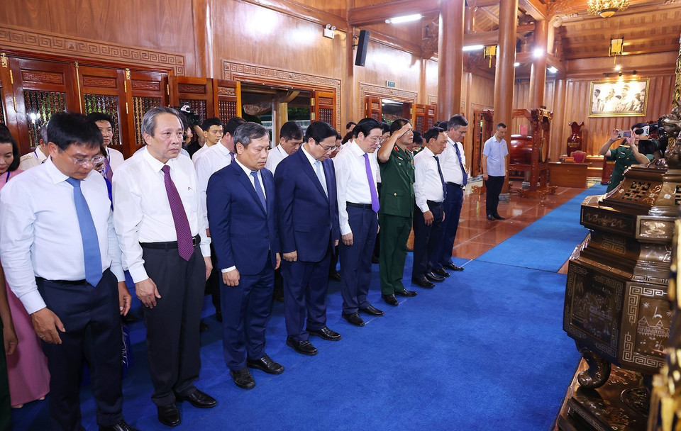 Thủ tướng Phạm Minh Chính dâng hương tưởng niệm tại Đền thờ Bác Hồ và các Anh hùng Liệt sỹ. (Ảnh: Dương Giang/TTXVN)