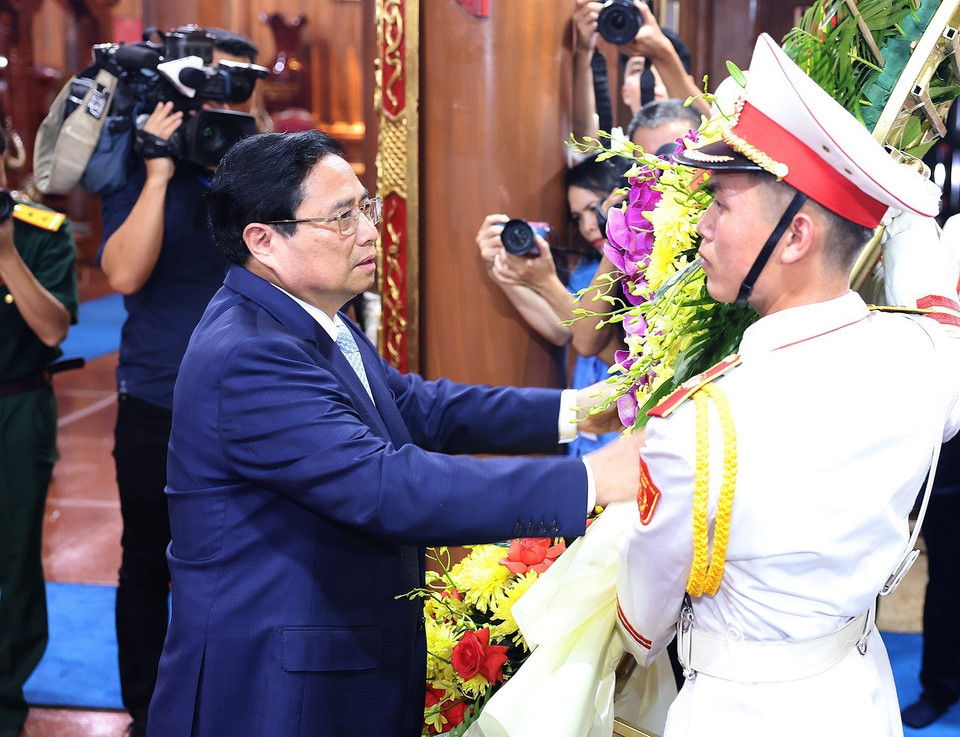 Thủ tướng Phạm Minh Chính dâng hoa tại Đền thờ Bác Hồ và các Anh hùng Liệt sỹ. (Ảnh: Dương Giang/TTXVN)