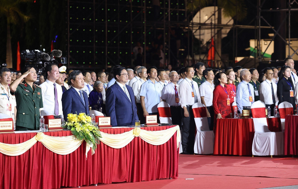 Thủ tướng Phạm Minh Chính và các đại biểu dự Lễ kỷ niệm 420 năm hình thành tỉnh Quảng Bình, 75 năm ngày Quảng Bình quật khởi và 35 năm ngày tái lập tỉnh. Ảnh: Dương Giang-TTXVN