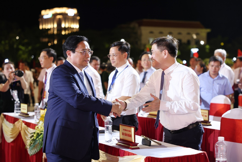 Thủ tướng Phạm Minh Chính với các đại biểu dự Lễ kỷ niệm 420 năm hình thành tỉnh Quảng Bình, 75 năm ngày Quảng Bình quật khởi và 35 năm ngày tái lập tỉnh. (Ảnh: Dương Giang/TTXVN)