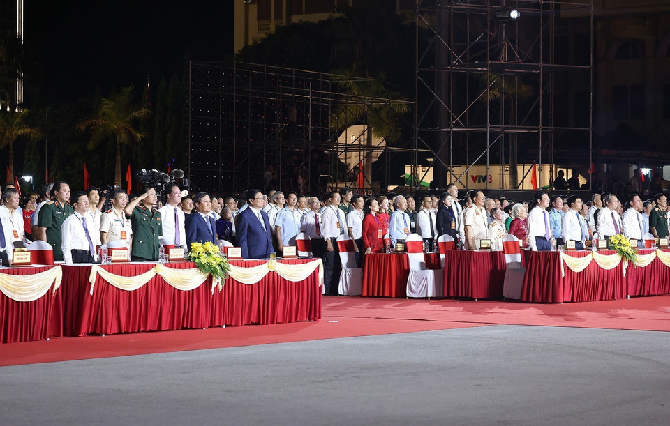 Thủ tướng Phạm Minh Chính và các đại biểu dự Lễ kỷ niệm 420 năm hình thành tỉnh Quảng Bình, 75 năm ngày Quảng Bình quật khởi và 35 năm ngày tái lập tỉnh. (Ảnh: Dương Giang/TTXVN)