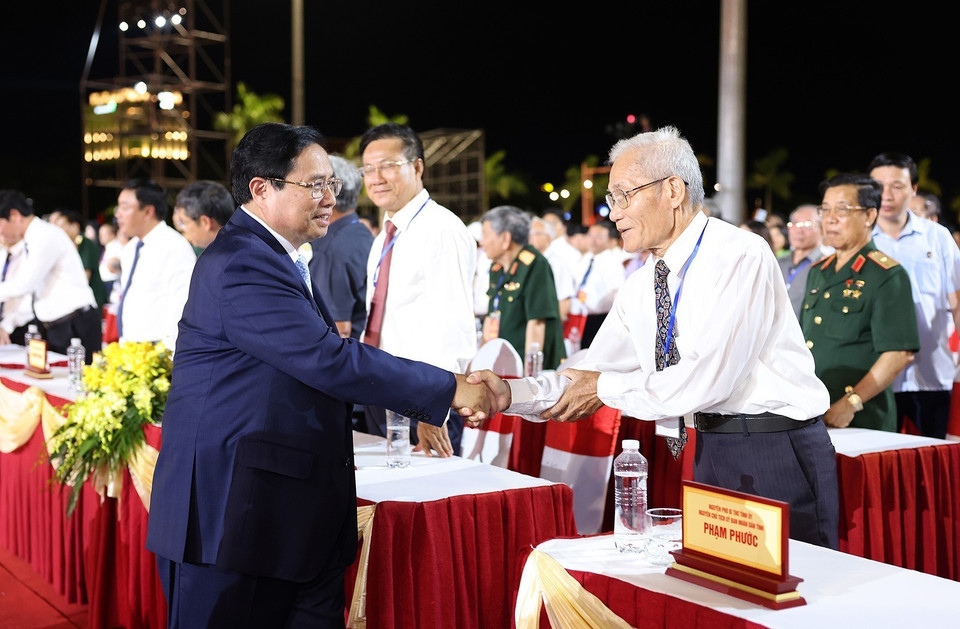 Thủ tướng Phạm Minh Chính với các đại biểu dự Lễ kỷ niệm 420 năm hình thành tỉnh Quảng Bình, 75 năm ngày Quảng Bình quật khởi và 35 năm ngày tái lập tỉnh. (Ảnh: Dương Giang/TTXVN)