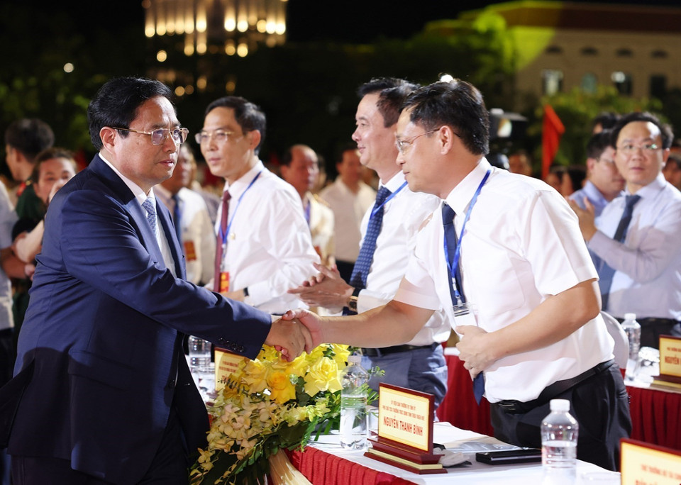 Thủ tướng Phạm Minh Chính với các đại biểu dự Lễ kỷ niệm 420 năm hình thành tỉnh Quảng Bình, 75 năm ngày Quảng Bình quật khởi và 35 năm ngày tái lập tỉnh. (Ảnh: Dương Giang-TTXVN)