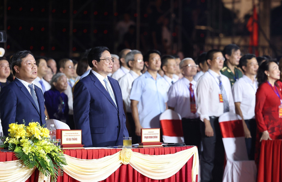 Thủ tướng Phạm Minh Chính và các đại biểu dự Lễ kỷ niệm 420 năm hình thành tỉnh Quảng Bình, 75 năm ngày Quảng Bình quật khởi và 35 năm ngày tái lập tỉnh. (Ảnh: Dương Giang/TTXVN)