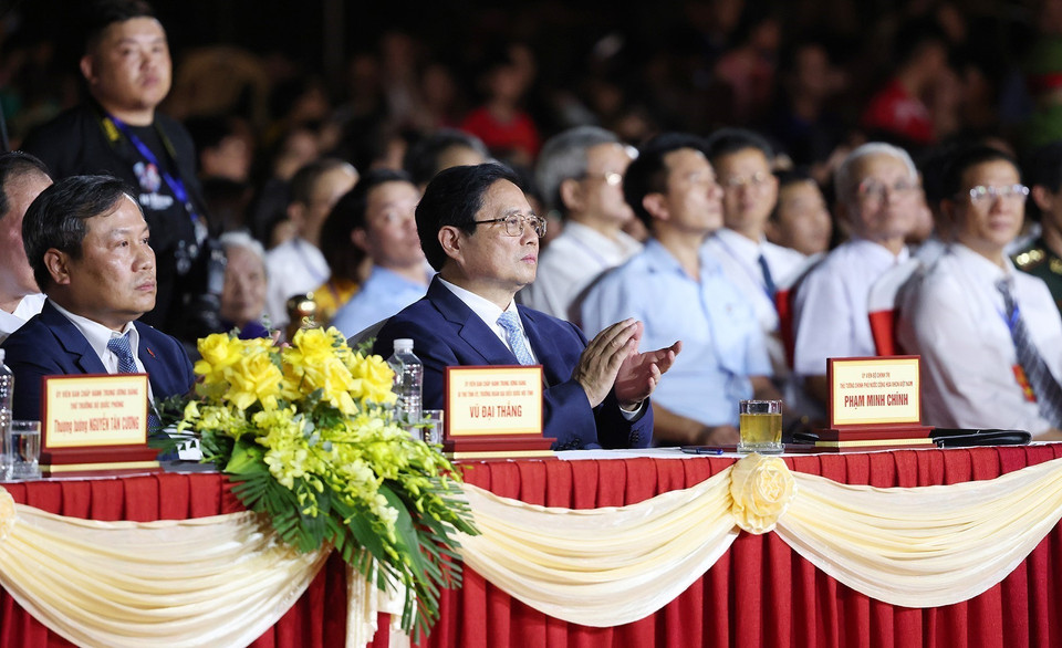 Thủ tướng Phạm Minh Chính và các đại biểu dự Lễ kỷ niệm 420 năm hình thành tỉnh Quảng Bình, 75 năm ngày Quảng Bình quật khởi và 35 năm ngày tái lập tỉnh. (Ảnh: Dương Giang/TTXVN)