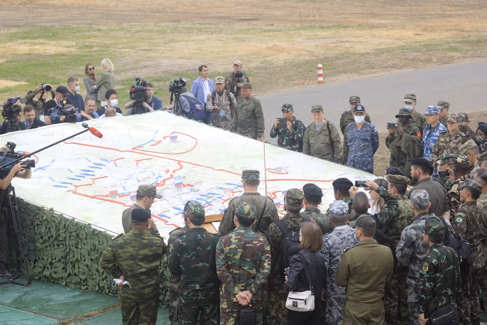 Đoàn Tùy viên quân sực nước ngoài tham quan các giai đoạn tập trận Zapad-2021 tại thao trường Mulino. (Ảnh: Duy trinh/TTXVN)