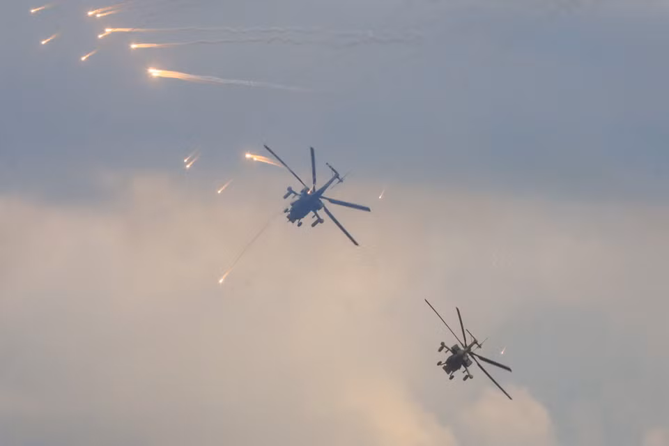 Các biên đội trực thăng tấn công Mi-28N hỗ trợ hỏa lực cho các lực lượng trên mặt đất. (Ảnh: Trần Hiếu/TTXVN )