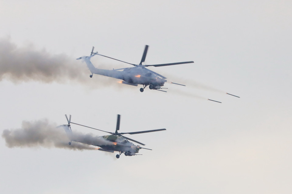 Lực lượng trực thăng tấn công hỗ trợ hỏa lực. (Ảnh: Trần Hiếu/TTXVN)