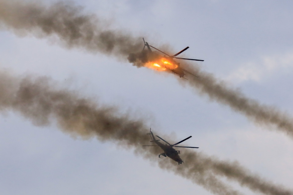 Các biên đội trực thăng tấn công hỗ trợ hỏa lực tiêu diệt mục tiêu. (Ảnh: Duy Trinh/TTXVN)