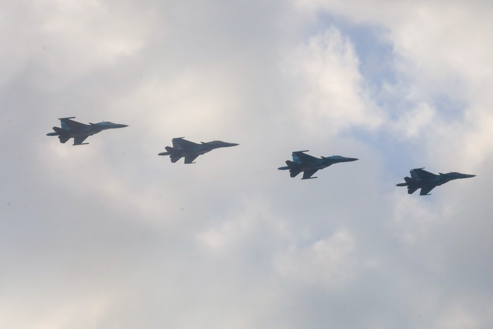 Máy bay chiến đấu xuất trận không kích vào đội hình đối phương. (Ảnh: Trần Hiếu/TTXVN)