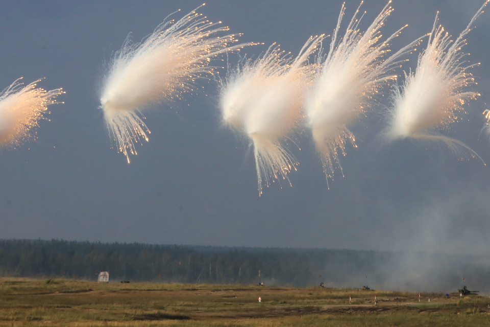 Mồi bẫy nhiệt được bắn lên không trung tạo lưới lửa bảo vệ trước cuộc tấn công ồ ạt của máy bay không người lái và tên lửa có điều khiển của đối phương. (Ảnh: Trần Hiếu/TTXVN)