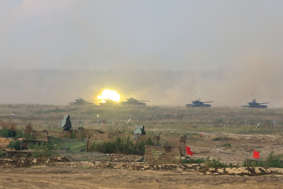 Các đội hình xe tăng tạo thành các gọng kìm kiềm tỏa các mũi xung kích của đối phương. (Ảnh: Trần Hiếu/TTXVN)