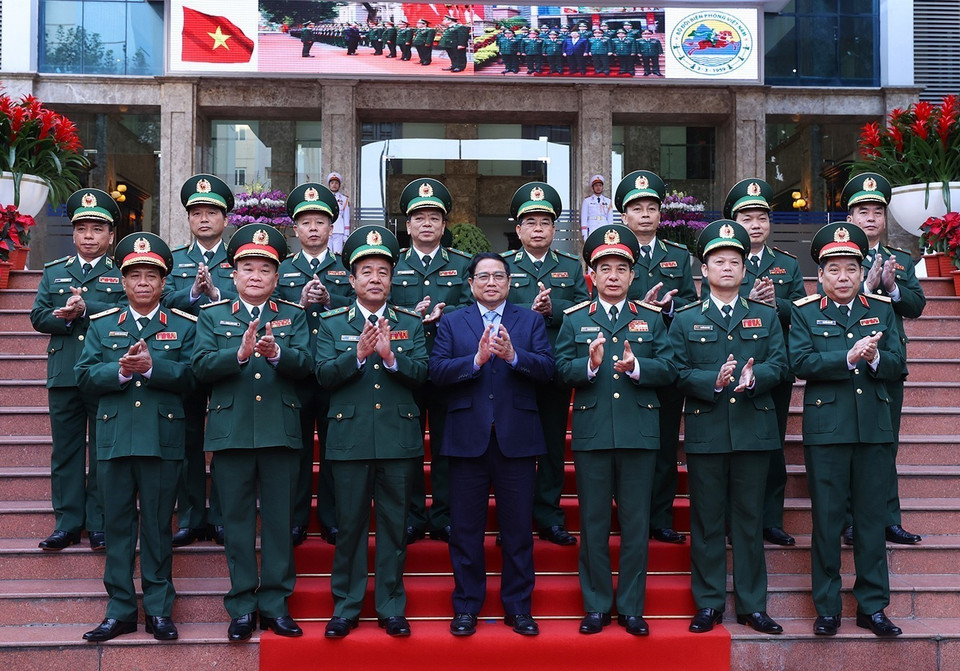 Thủ tướng Phạm Minh Chính, Bộ trưởng Bộ Quốc phòng Phan Văn Giang với cán bộ, sỹ quan Bộ Tư lệnh Bộ đội Biên phòng. (Ảnh: Dương Giang/TTXVN)