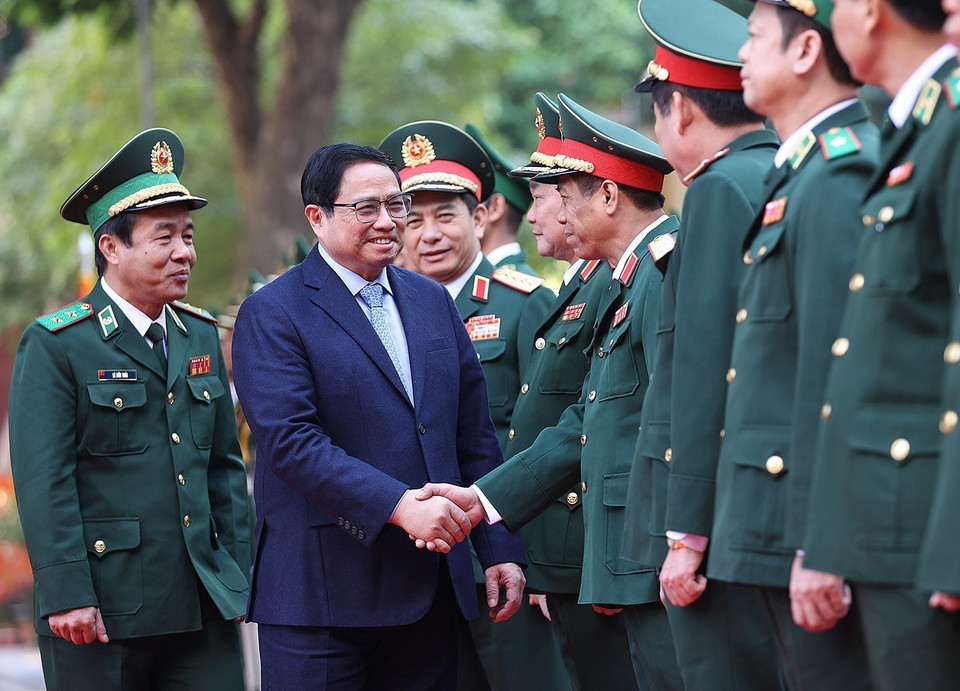 Thủ tướng Phạm Minh Chính với cán bộ, sỹ quan Bộ Tư lệnh Bộ đội Biên phòng. (Ảnh: Dương Giang/TTXVN)