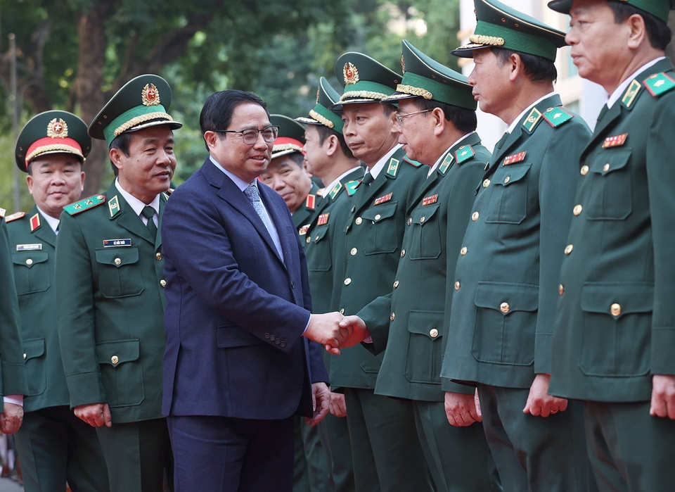 Thủ tướng Phạm Minh Chính với cán bộ, sỹ quan Bộ Tư lệnh Bộ đội Biên phòng. (Ảnh: Dương Giang-TTXVN)