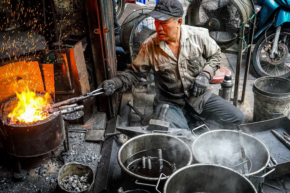 Đã 32 năm trong nghề, ông Nguyễn Phương Hùng luôn mong muốn nghề thủ công truyền thống được ông, cha truyền lại không bị thất truyền. (Ảnh: Hoàng Hiếu/TTXVN)