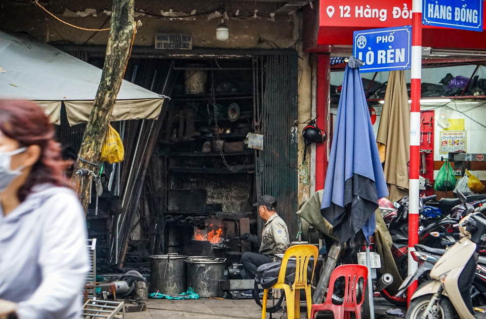 Cửa hàng của ông Hùng trên phố Lò Rèn, quận Hoàn Kiếm. (Ảnh: Khánh Hòa/TTXVN)