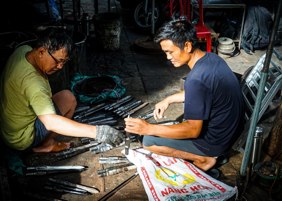 Hằng ngày, khách hàng tìm đến với thợ làm nghề duy nhất còn lại trên phố Lò Rèn nhờ gia công, sửa chữa. (Ảnh: Khánh Hòa/TTXVN)