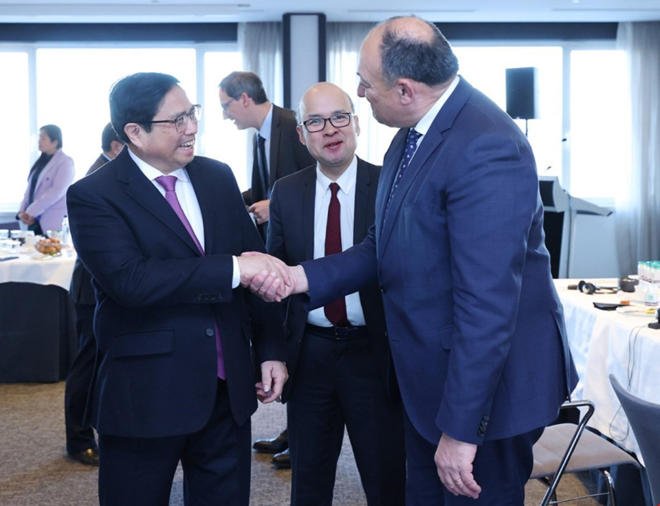 Thủ tướng Phạm Minh Chính trao đổi với Phó Thủ hiến Wallonie Borsus. (Ảnh: Dương Giang/TTXVN)