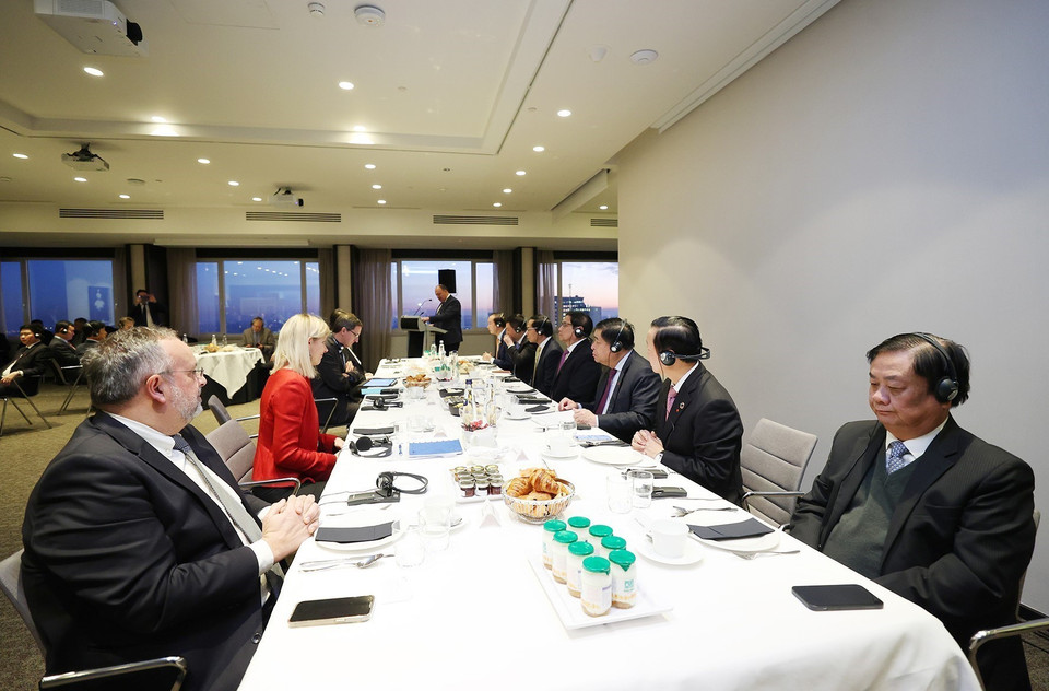 Thủ tướng Phạm Minh Chính ăn sáng và làm việc với Phó Thủ hiến Wallonie Borsus và các doanh nghiệp. (Ảnh: Dương Giang/TTXVN)