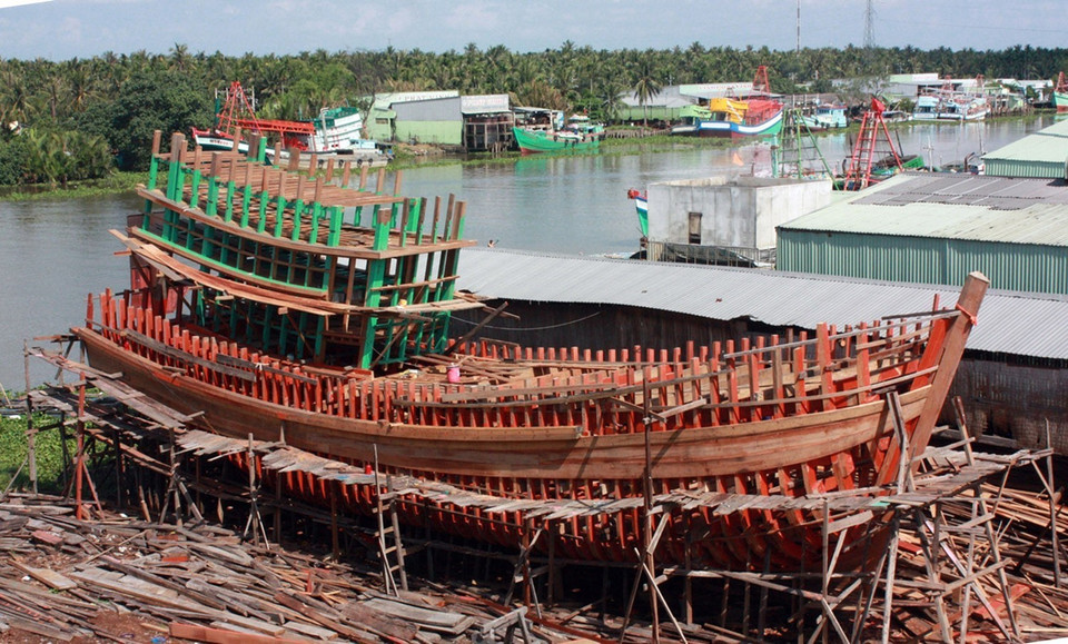 Ngư dân xã Bình An, huyện Châu Thành, tỉnh Kiên Giang tiếp cận được nguồn vốn vay ưu đãi đóng mới tàu đánh bắt cá xa bờ. (Ảnh: Lê Sen/TTXVN)