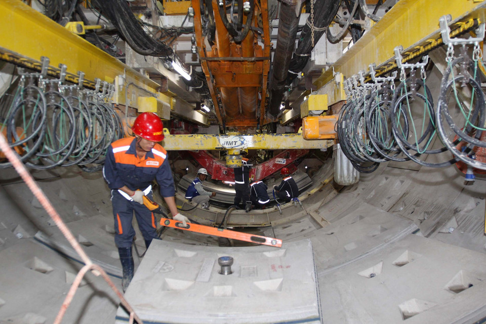 Công nhân thi công trong đường hầm tuyến metro số 1 Bến Thành-Suối Tiên. (Ảnh: Thanh Vũ/TTXVN)