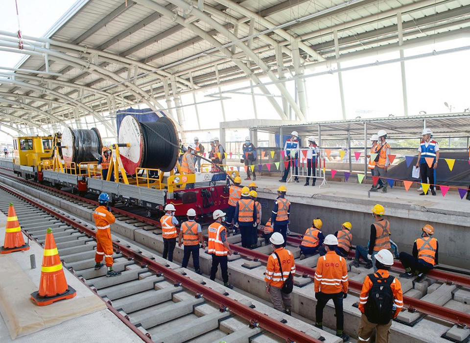 Thi công hệ thống cấp điện trên toàn tuyến metro số 1 Bến Thành-Suối Tiên. (Ảnh: TTXVN phát)