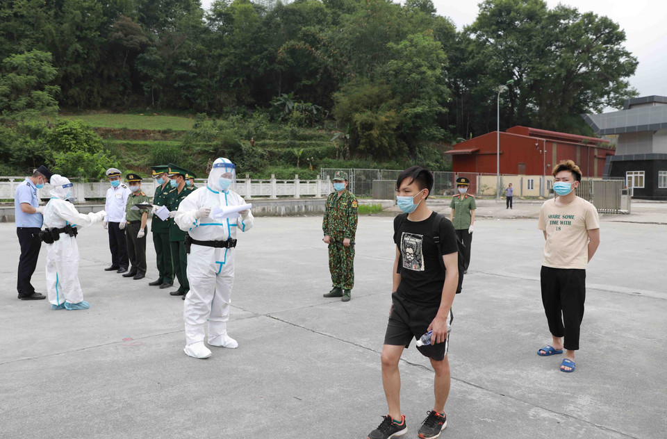 Lực lượng chức năng của 2 bên tiến hành làm các thủ tục bàn giao công dân tại cửa khẩu Trà Lĩnh, huyện Trùng Khánh, tỉnh Cao Bằng. (Ảnh: Vũ Sinh/TTXVN)