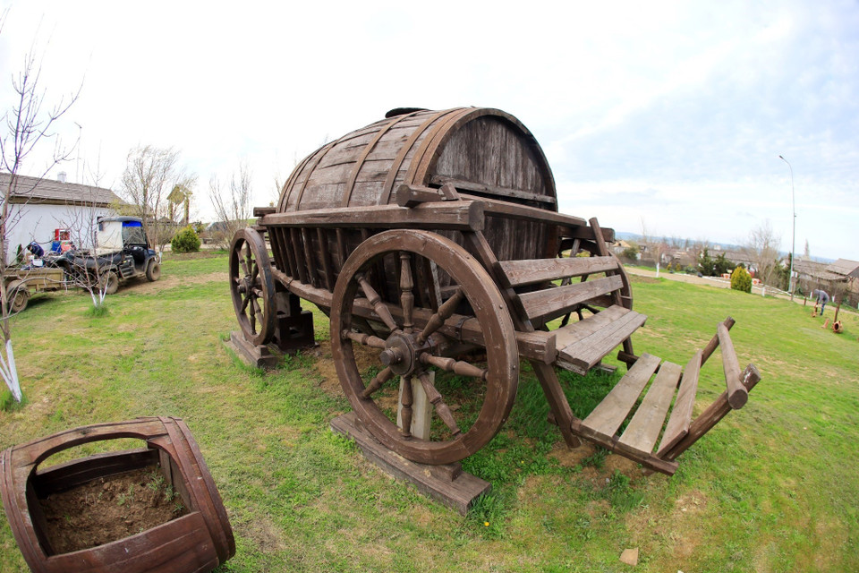 Những thùng gỗ sồi dung tích lớn được người Cossack xưa sử dụng đựng rượu nho thủ công. (Ảnh: Duy Trinh/TTXVN)