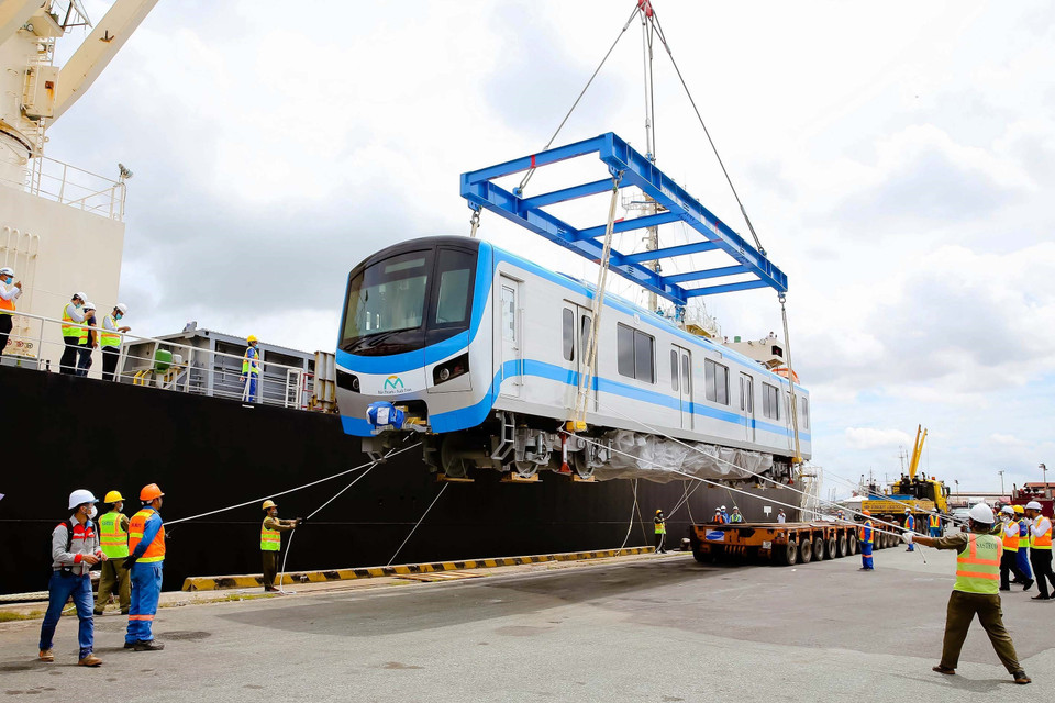  3 toa tàu đầu tiên thuộc dự án metro số 1 Bến Thành-Suối Tiên đã được cập cảng Khánh Hội, Thành phố Hồ Chí Minh ngày 8/10/2020 và đưa lên bờ an toàn. (Ảnh: TTXVN phát)
