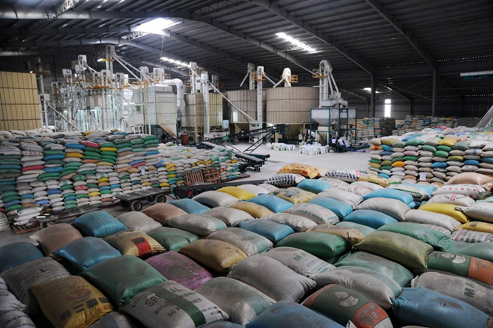 Dây chuyền lau bóng gạo, xay lúa và sấy lúa với công nghệ hiện đại của Công ty TNHH Một thành viên Xuất nhập khẩu Kiên Giang có khả năng cung ứng 30.000-50.000 tấn gạo thành phẩm/tháng. (Ảnh: Lê Sen/TTXVN)