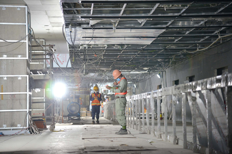 Công nhân thi công hoàn thiện tầng hầm Nhà ga Ba Son thuộc tuyến metro số 1 Bến Thành-Suối Tiên. (Ảnh: Tiến Lực/TTXVN)