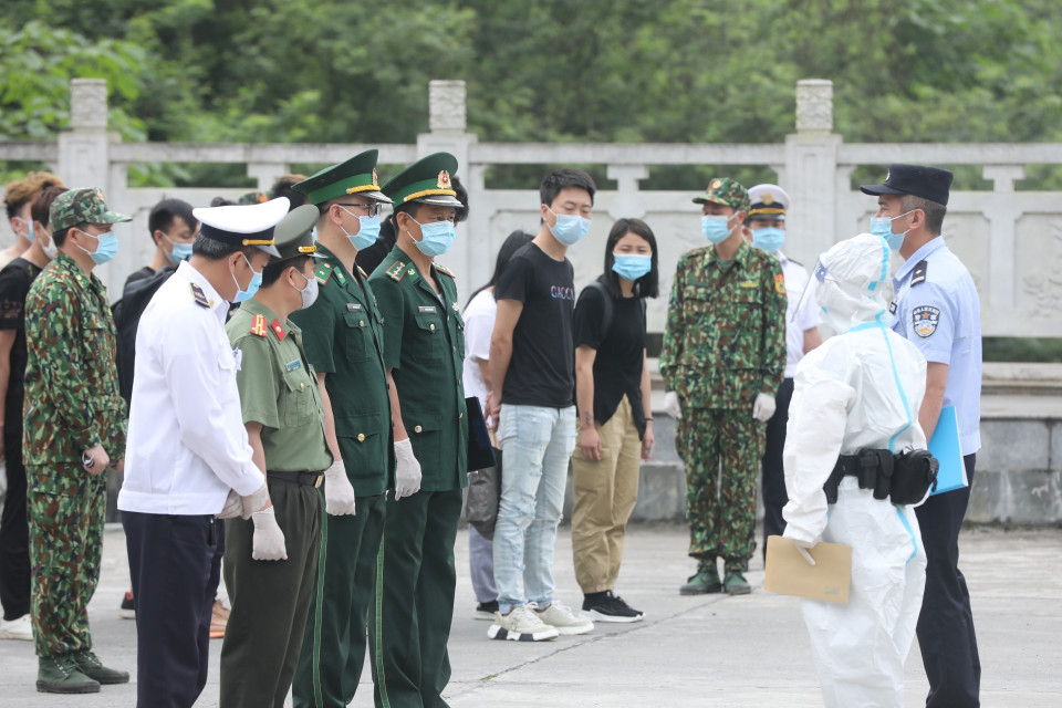 Lực lượng chức năng của 2 bên tiến hành làm các thủ tục bàn giao công dân tại cửa khẩu Trà Lĩnh, huyện Trùng Khánh, tỉnh Cao Bằng. (Ảnh: Minh Quyết/TTXVN)