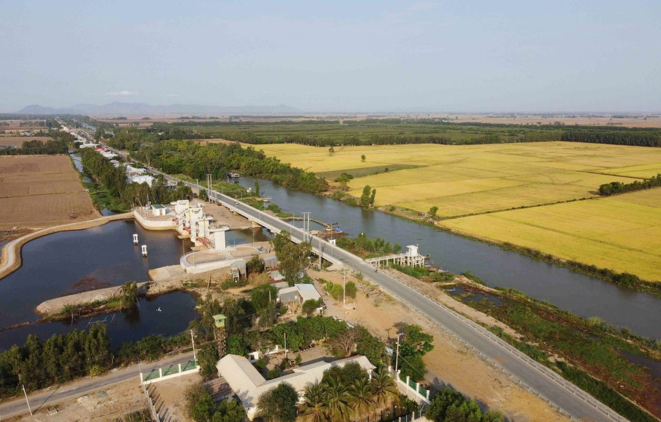 Để khai thác hết tiềm năng, lợi thế - nhất là tiềm năng đất đai, Nhà nước đã có nhiều dự án đầu tư vào vùng Tứ giác Long Xuyên, nhờ đó hiệu quả sản xuất tại vùng này tăng lên rõ rệt. Trong ảnh: Cống Tha La kết hợp với giao thông đường bộ thuộc huyện Tịnh Biên, tỉnh An Giang tăng cường điều tiết lũ từ Campuchia thoát ra hướng biển Tây và kiểm soát lũ vùng Tứ giác Long Xuyên. Đồng thời nâng cao hiệu quả khai thác tổng hợp trong vùng dự án trước tác động thời tiết bất thường, biến đổi khí hậu, nước biển dâng và sự thay đổi khác từ thượng nguồn sông Mekong. (Ảnh: Vũ Sinh/TTXVN)