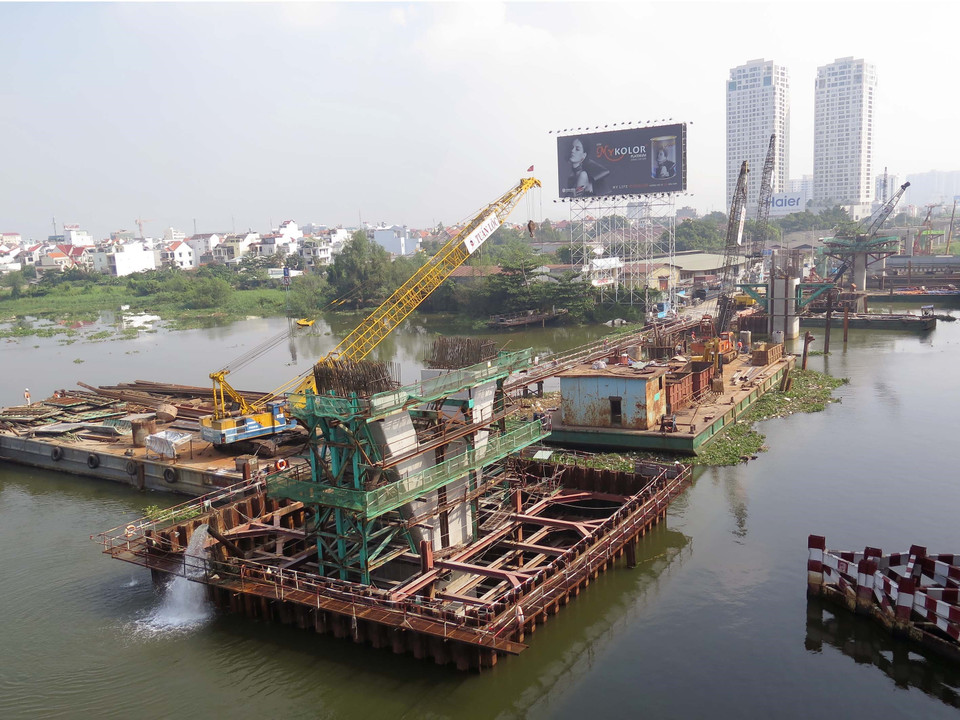 Đầu năm 2016, Công ty Cổ phần đầu tư xây dựng Tuấn Lộc đúc những nhịp dầm bằng bê tông cốt thép đầu tiên cầu metro (điểm kết nối giữa hai nhà ga Thảo Điển và nhà ga Tân Cảng) bắc qua sông Sài Gòn. (Ảnh: TTXVN phát)