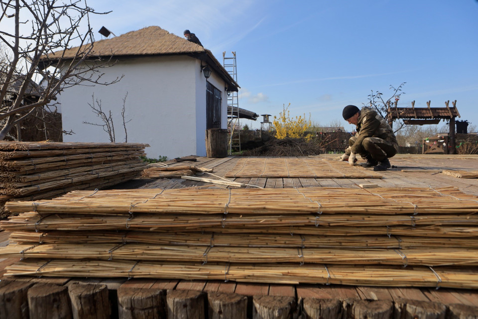 Những người thợ Cossack cần mẫn khôi phục lại nếp nhà xưa thể hiện bản sắc của dân tộc. (Ảnh: Trần Hiếu/TTXVN) 