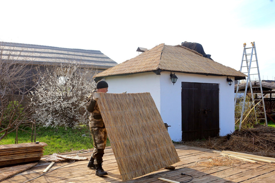 Những tấm liếp đan bằng cây vầu được người Cossack sử dụng làm tấm lợp mái nhà. (Ảnh: Trần Hiếu/TTXVN) 