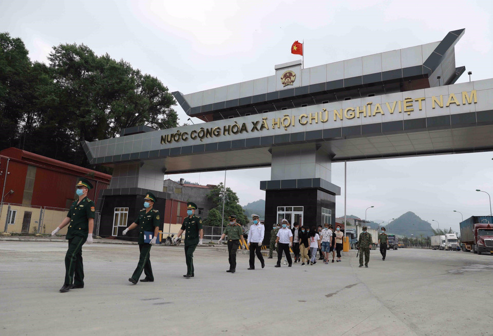 Đồn Biên phòng cửa khẩu Trà Lĩnh-Bộ đội Biên phòng tỉnh Cao Bằng tiến hành bàn giao 10 công dân Trung Quốc nhập cảnh trái phép vào Việt Nam. (Ảnh: Vũ Sinh/TTXVN)