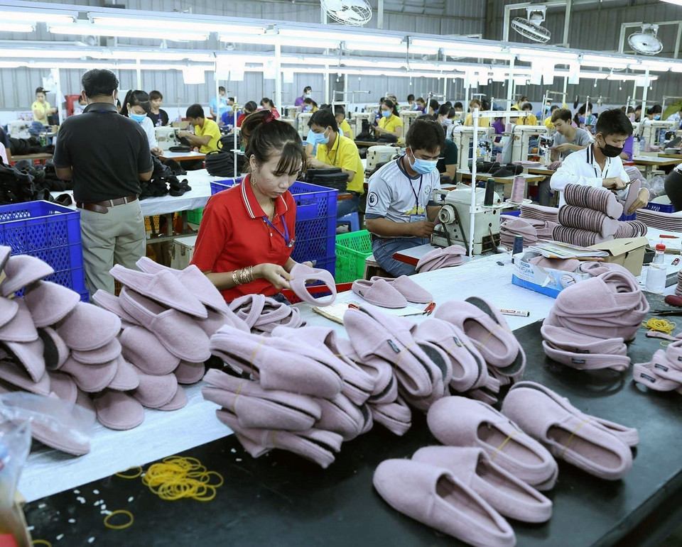 Công ty TNHH sản xuất Vạn Ý (khu công nghiệp Trà Nóc, quận Ô Môn, thành phố Cần Thơ) sản xuất, gia công giầy dép tiêu thụ thị trường trong nước và xuất khẩu. (Ảnh: Vũ Sinh/TTXVN)