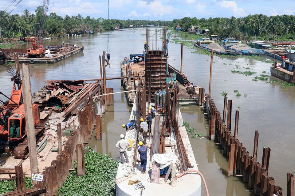 Thi công xây dựng cống thủy lợi Cái Bé, xã Bình An, huyện Châu Thành (Kiên Giang). (Ảnh: Lê Huy Hải/TTXVN)