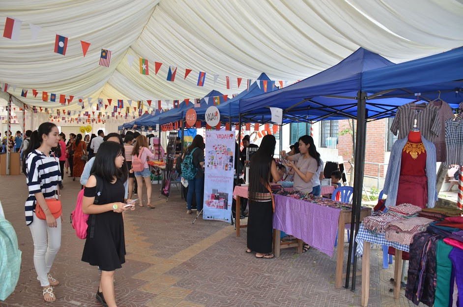 Gian hàng các nước trưng bày tại lễ hội. (Ảnh: Minh Hưng/Vietnam)