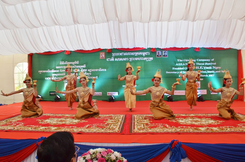 Tiết mục múa truyền thống khai mạc lễ hội của nước chủ nhà 