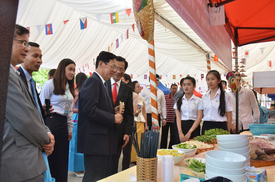 Các đại biểu tham quan gian hàng Phở Việt Nam tại lễ hội.(Ảnh: Chanh Đa/Vietnam+)